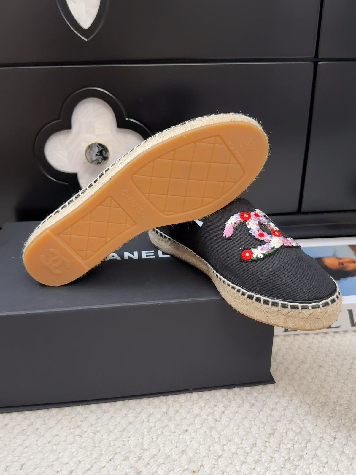 LOAFER IN BLACK CANVAS WITH COLORFUL LOGO