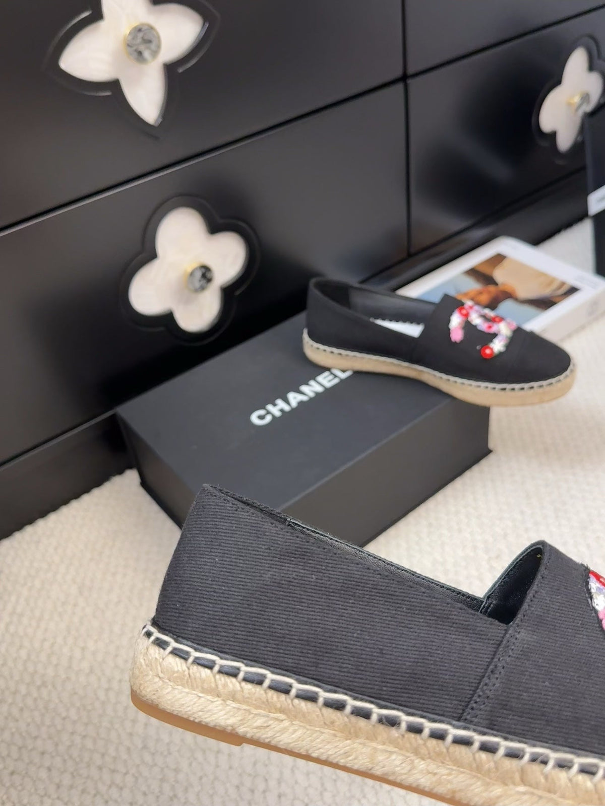 LOAFER IN BLACK CANVAS WITH COLORFUL LOGO