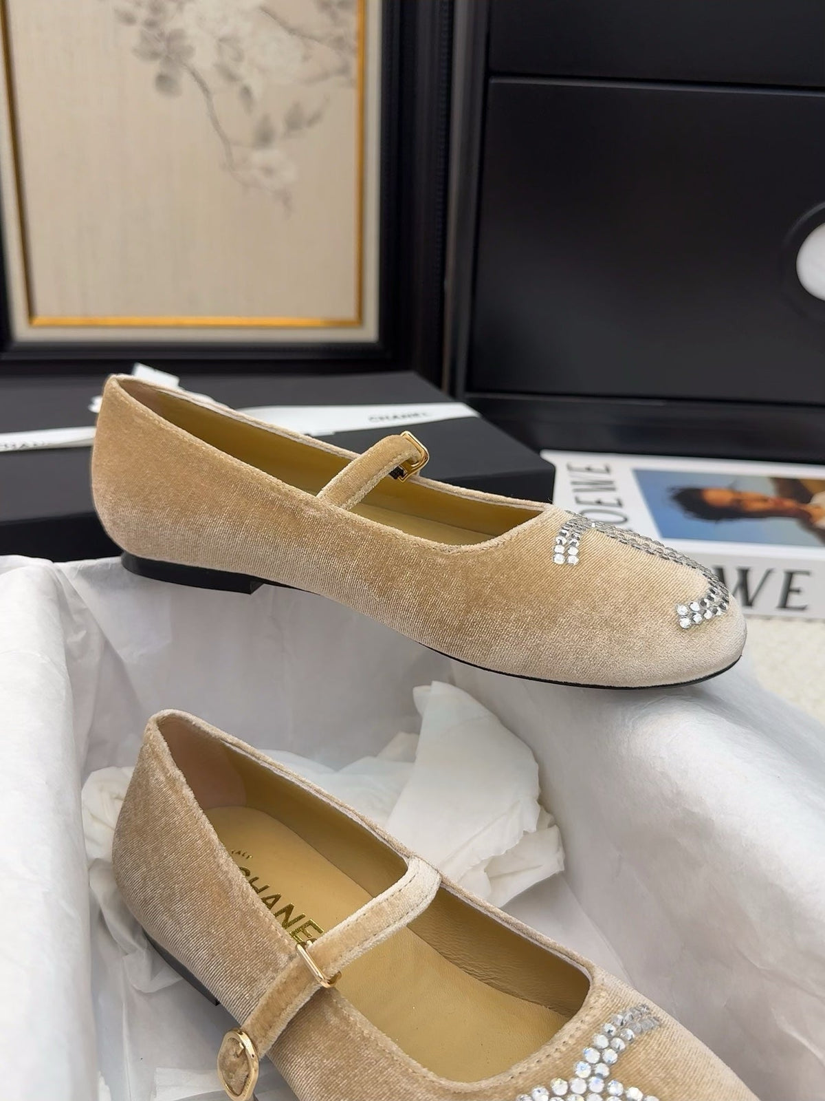 MARY JANE SHOES IN SAND BROWN VELVET WITH CRYSTALS LOGO