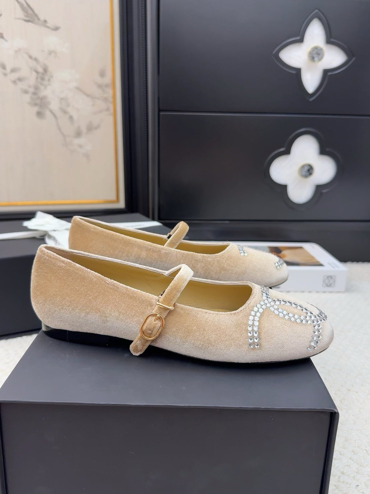 MARY JANE SHOES IN SAND BROWN VELVET WITH CRYSTALS LOGO