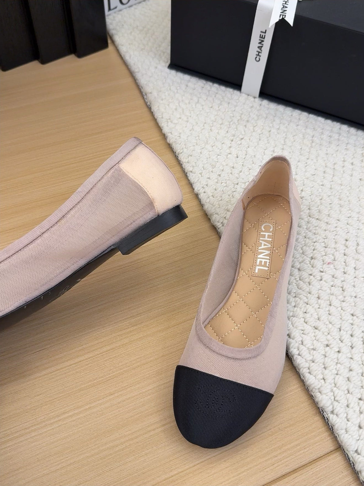 BALLET FLAT IN BLACK FABRIC AND PASTEL PINK MESH