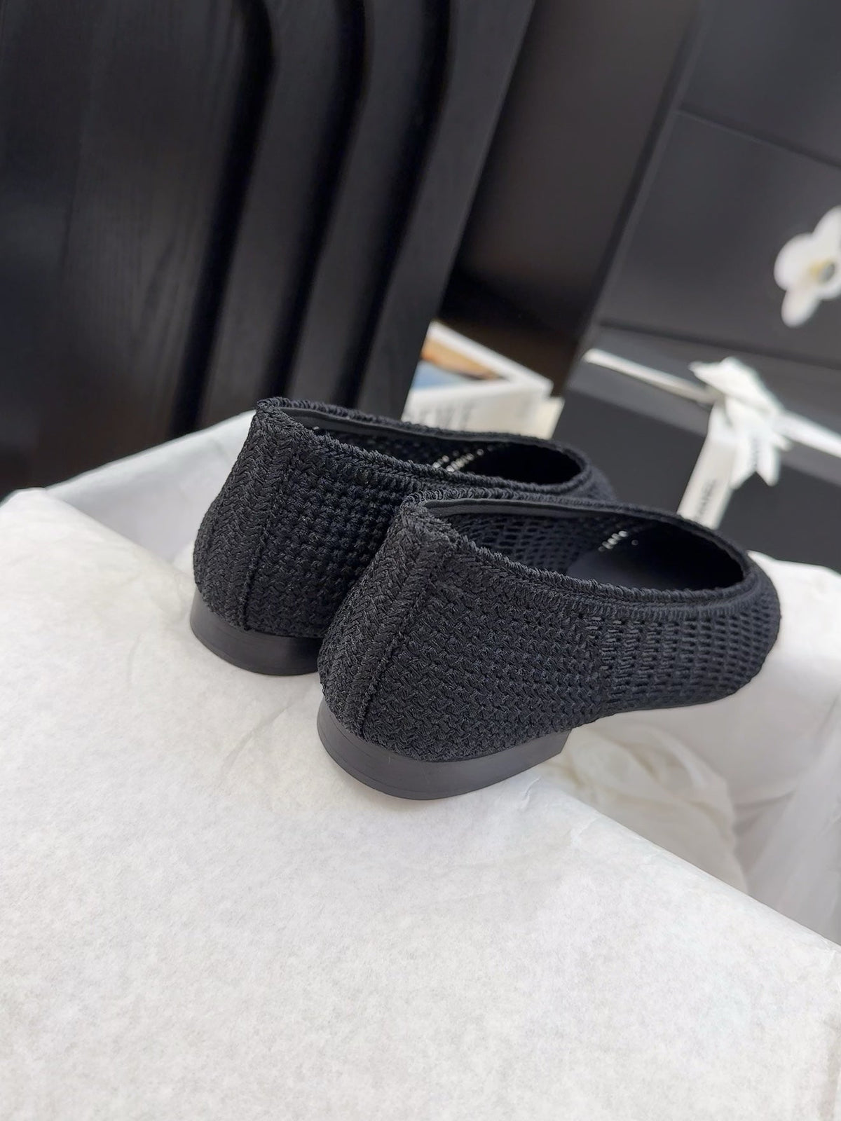 BALLERINAS IN BLACK RAFFIA