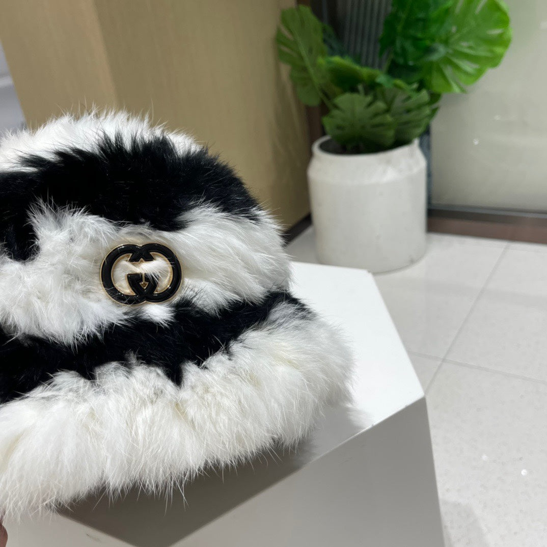 BUCKET HAT IN BLACK MIX WHITE RABBIT FUR 404640