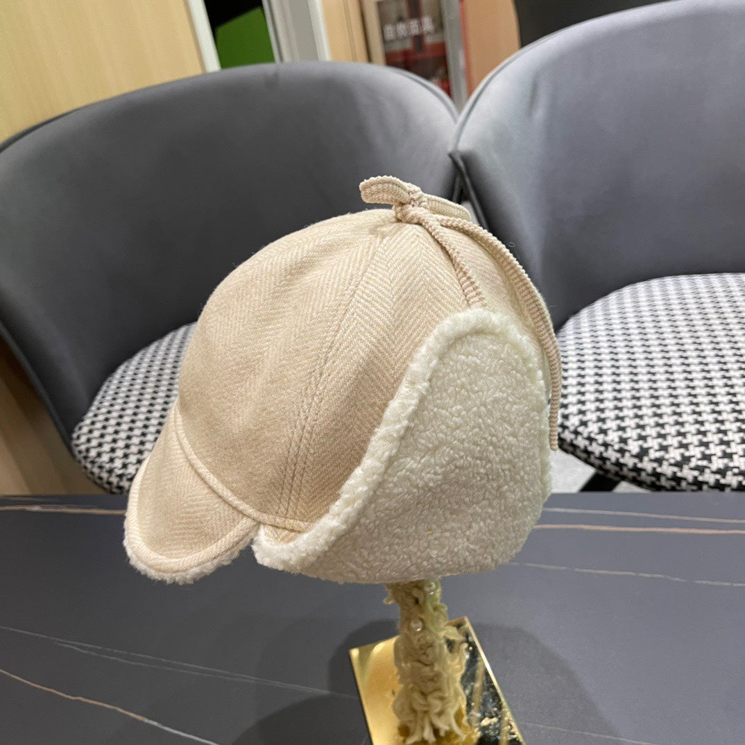 KNITTED TRAPPER HAT IN BEIGE WOOL 439524