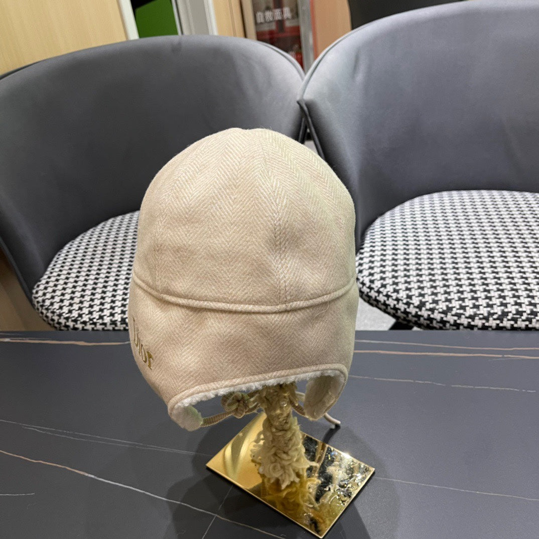 KNITTED TRAPPER HAT IN BEIGE WOOL 439524