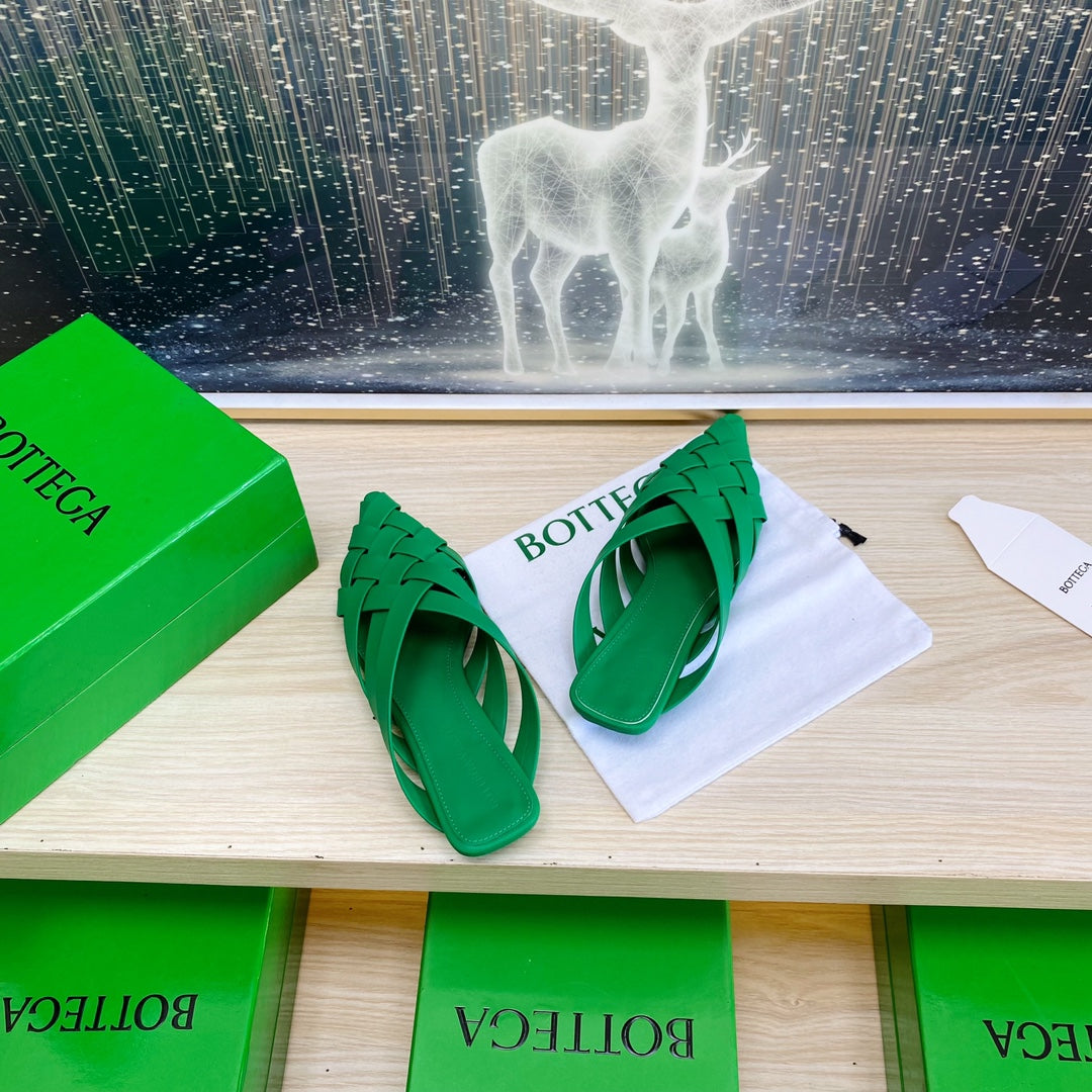 ALFIE LEATHER FLAT MULES IN EMERALD GREEN PATENT CALFSKIN WITH WOVEN DESIGN