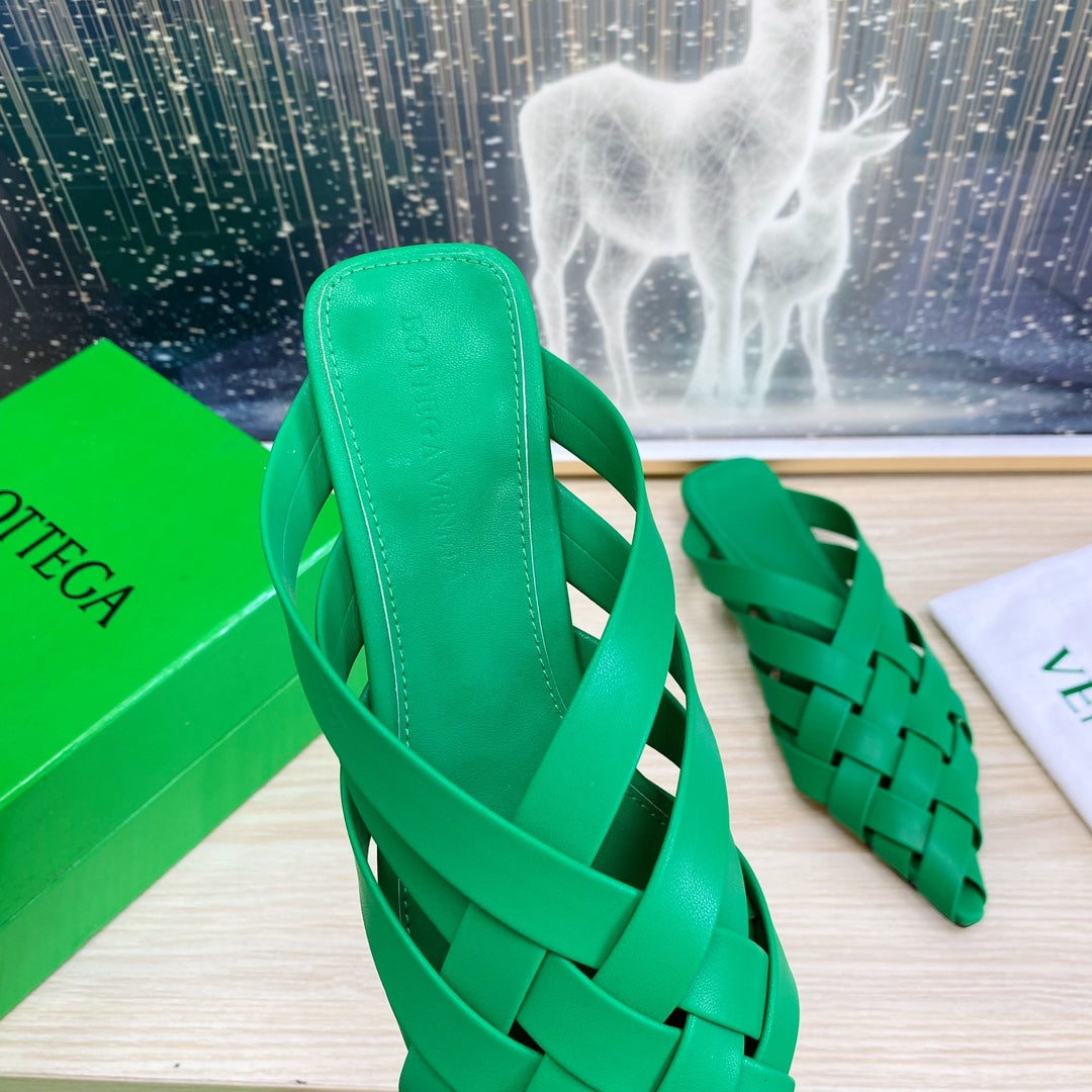 ALFIE LEATHER FLAT MULES IN EMERALD GREEN PATENT CALFSKIN WITH WOVEN DESIGN