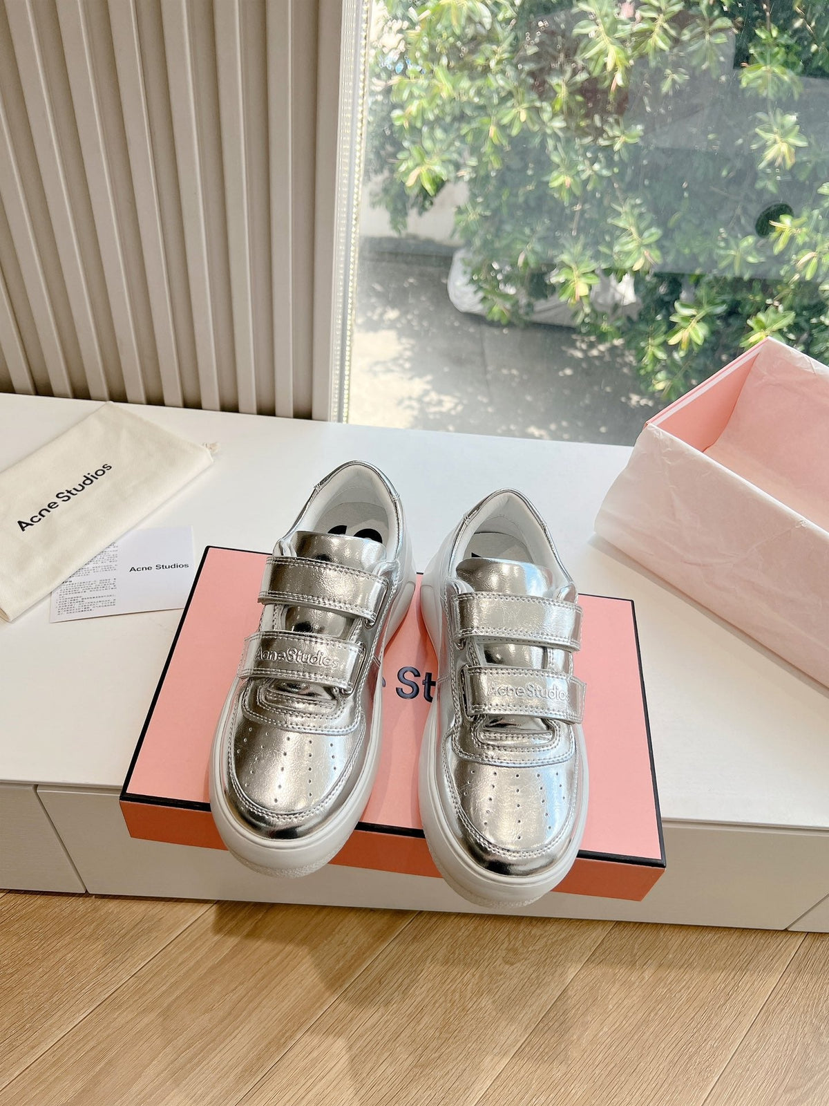 ACNE STUDIO SNEAKER IN SILVER LAMBSKIN