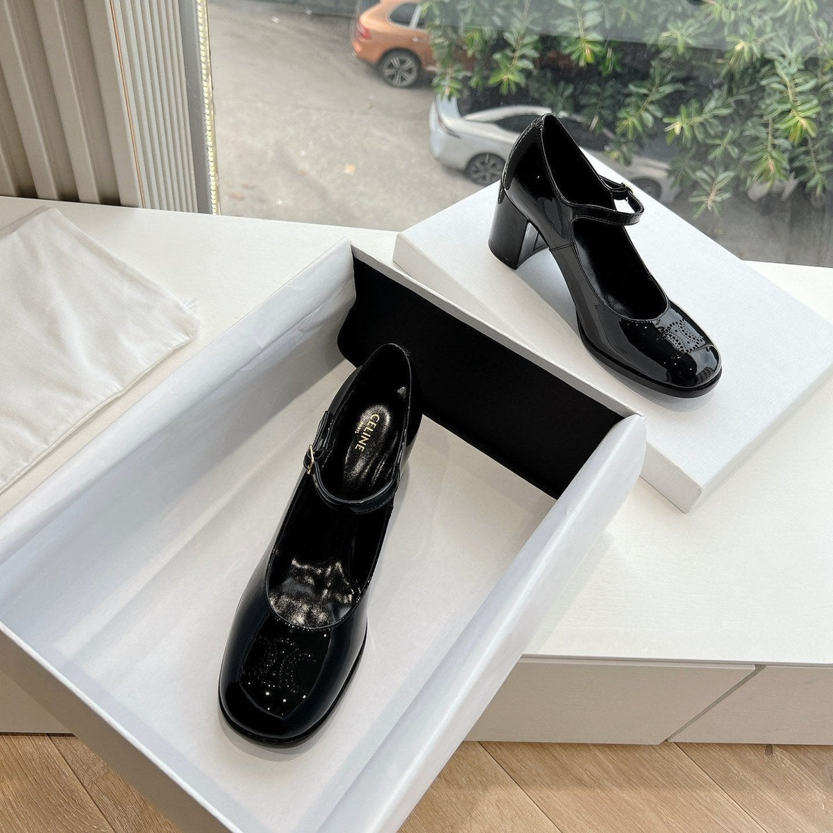 HIGH MARY JANE SHOES IN BLACK PATENT CALFSKIN