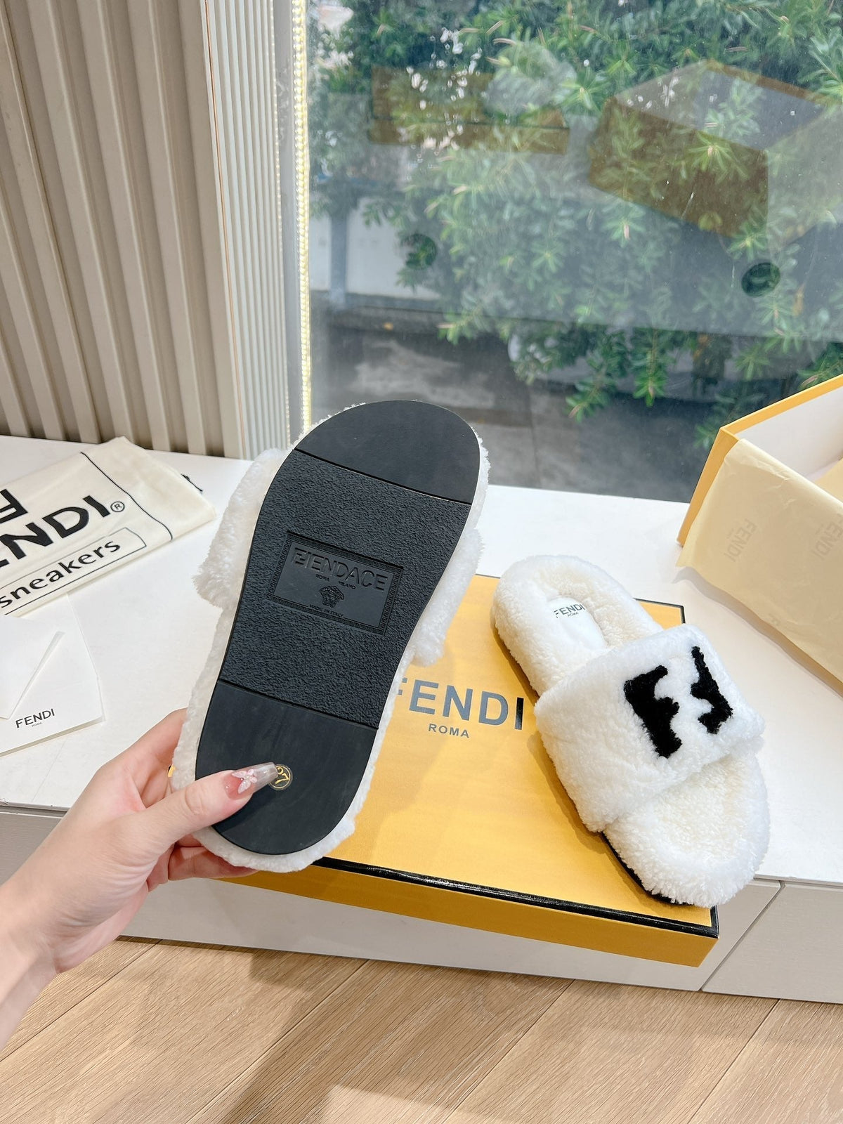 FLAT SLIDE IN WHITE FLEECE WITH BLACK LOGO