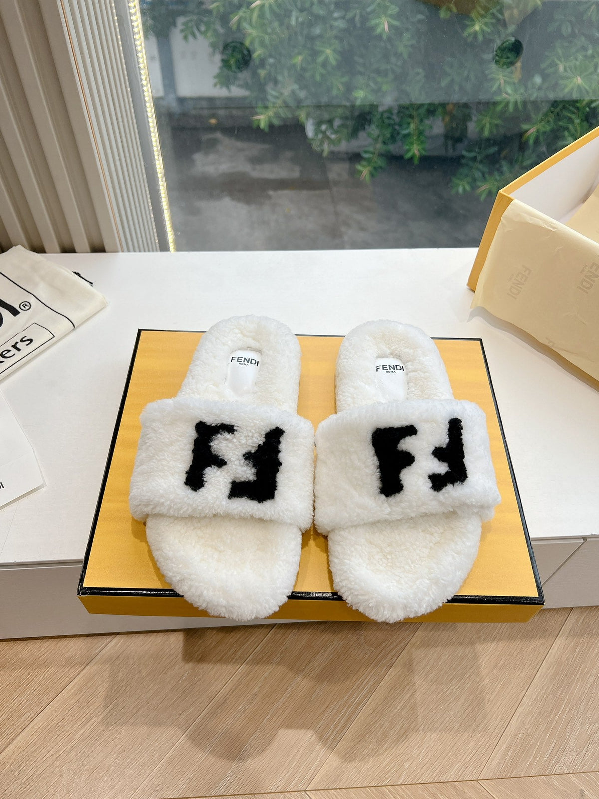 FLAT SLIDE IN WHITE FLEECE WITH BLACK LOGO