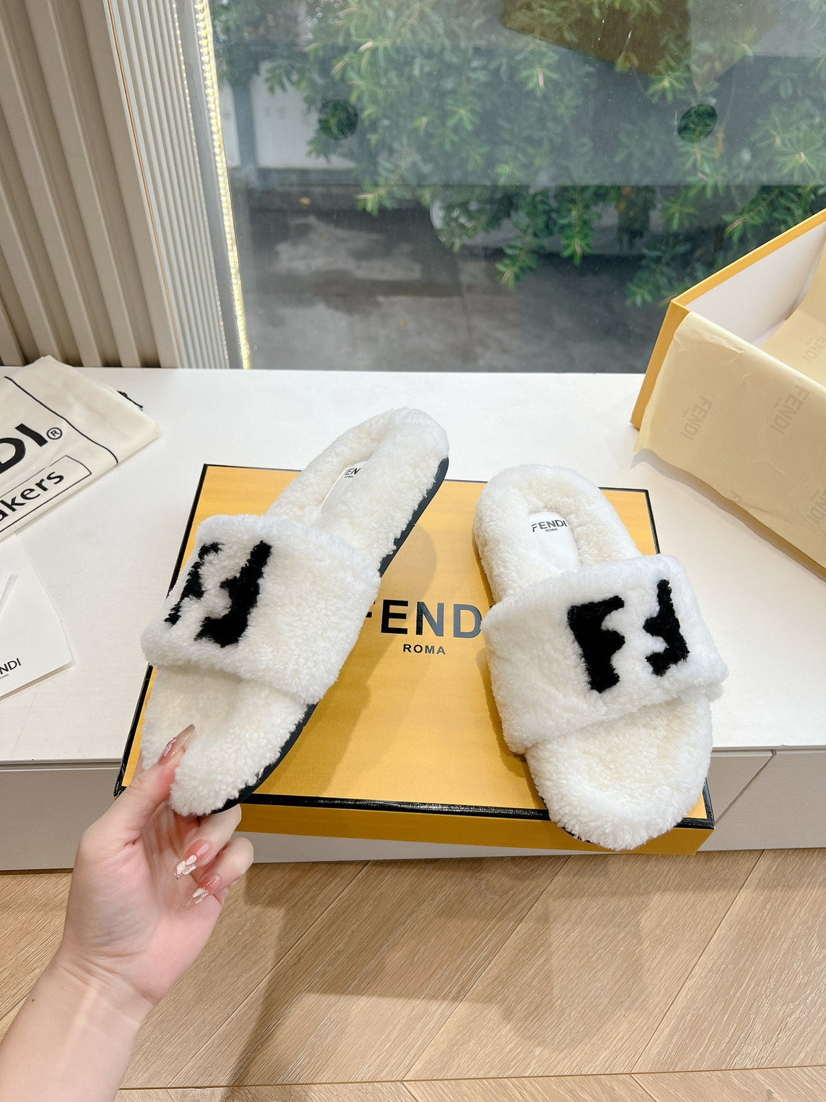 FLAT SLIDE IN WHITE FLEECE WITH BLACK LOGO