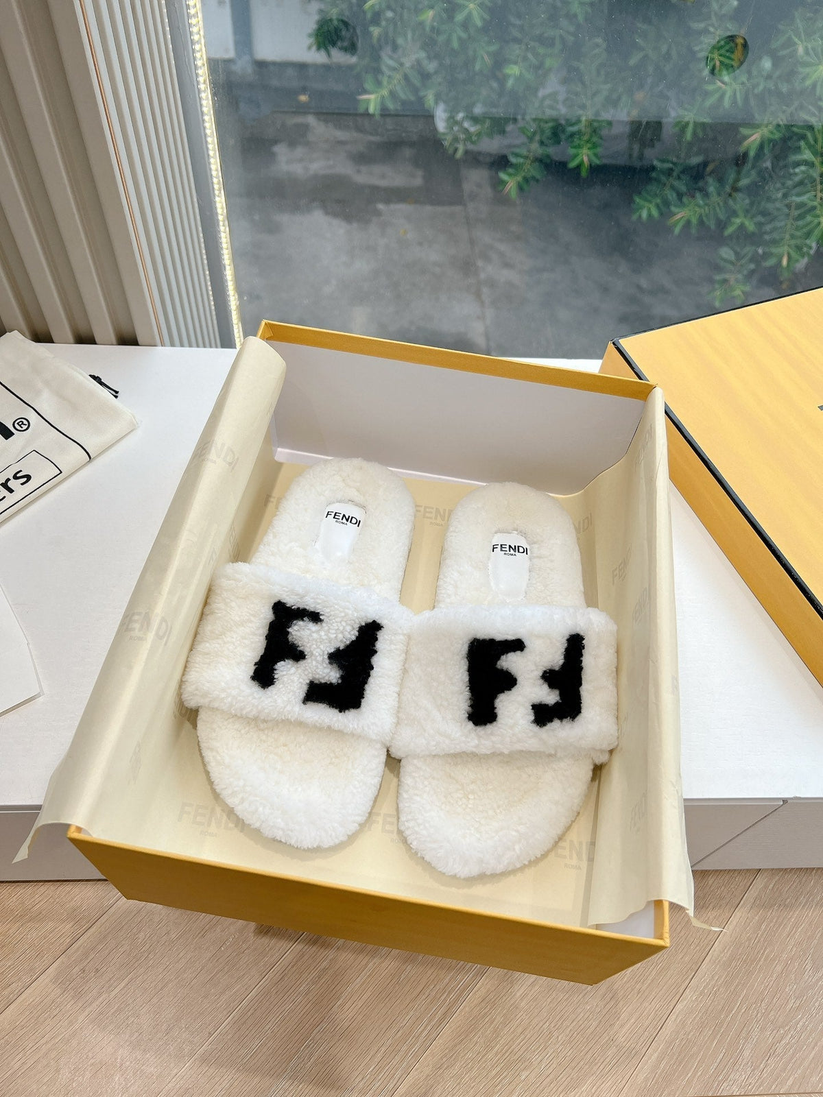 FLAT SLIDE IN WHITE FLEECE WITH BLACK LOGO