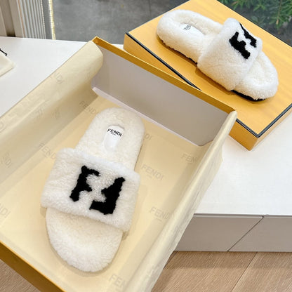 FLAT SLIDE IN WHITE FLEECE WITH BLACK LOGO