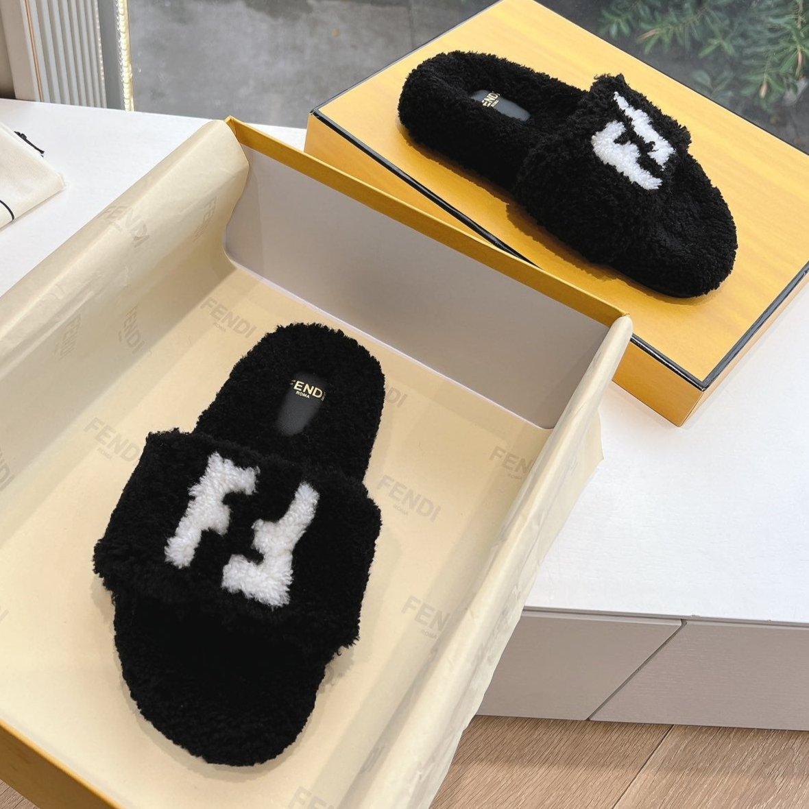 FLAT SLIDE IN BLACK FLEECE WITH WHITE LOGO