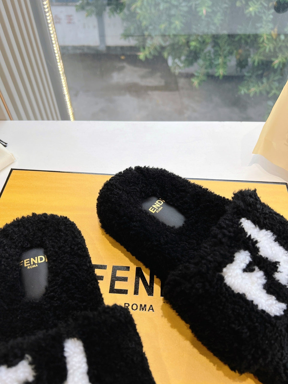 FLAT SLIDE IN BLACK FLEECE WITH WHITE LOGO
