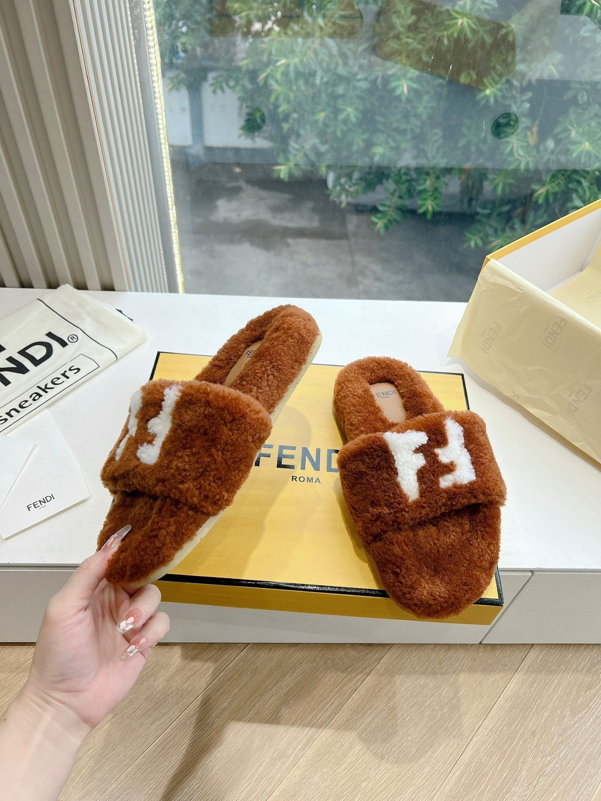 FLAT SLIDE IN GINGERBREAD BROWN FLEECE WITH WHITE LOGO