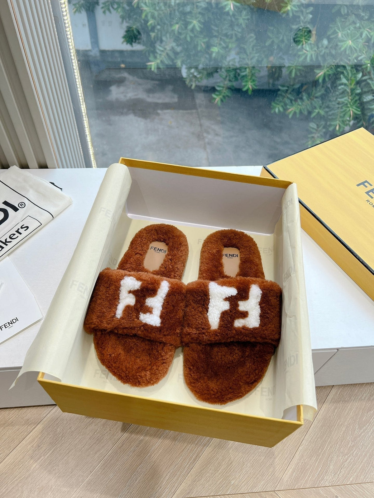 FLAT SLIDE IN GINGERBREAD BROWN FLEECE WITH WHITE LOGO