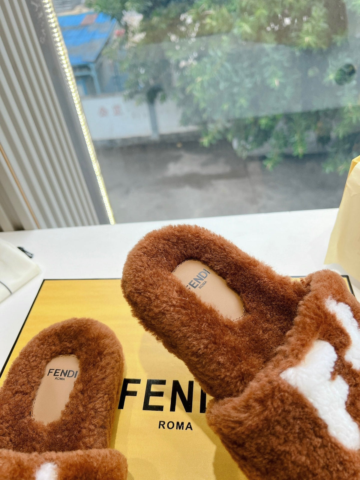 FLAT SLIDE IN GINGERBREAD BROWN FLEECE WITH WHITE LOGO