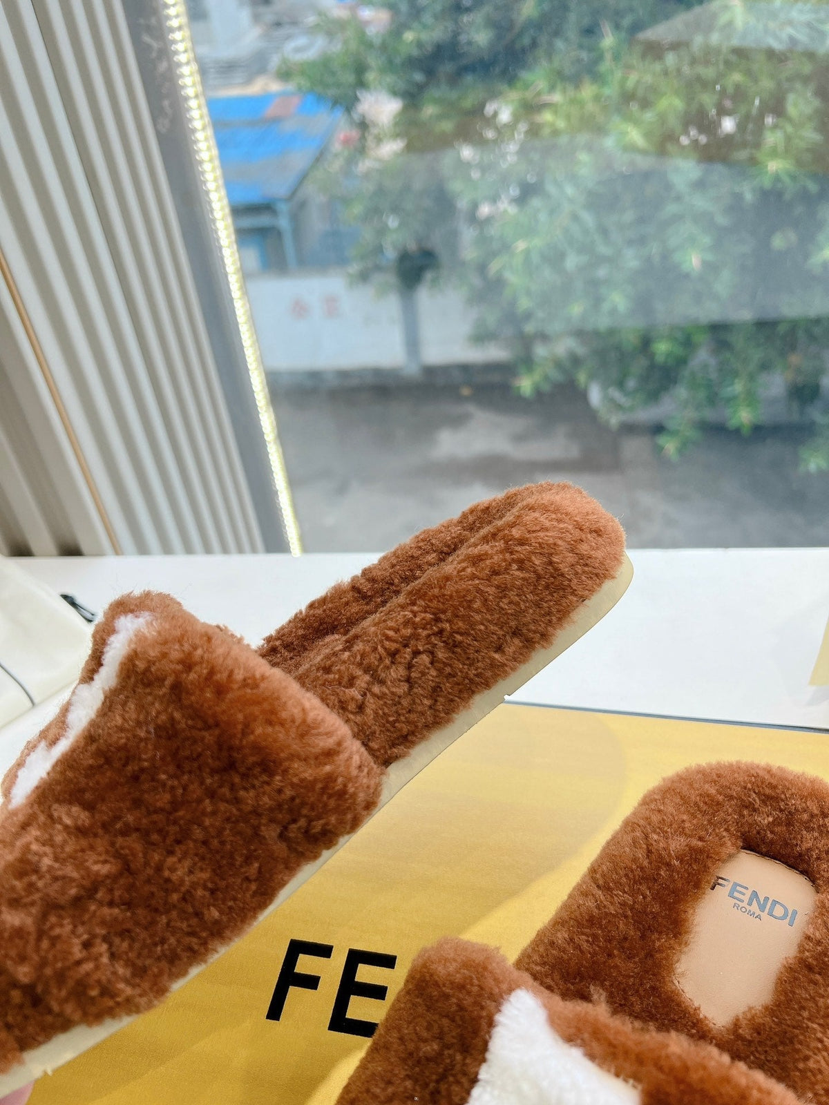 FLAT SLIDE IN GINGERBREAD BROWN FLEECE WITH WHITE LOGO