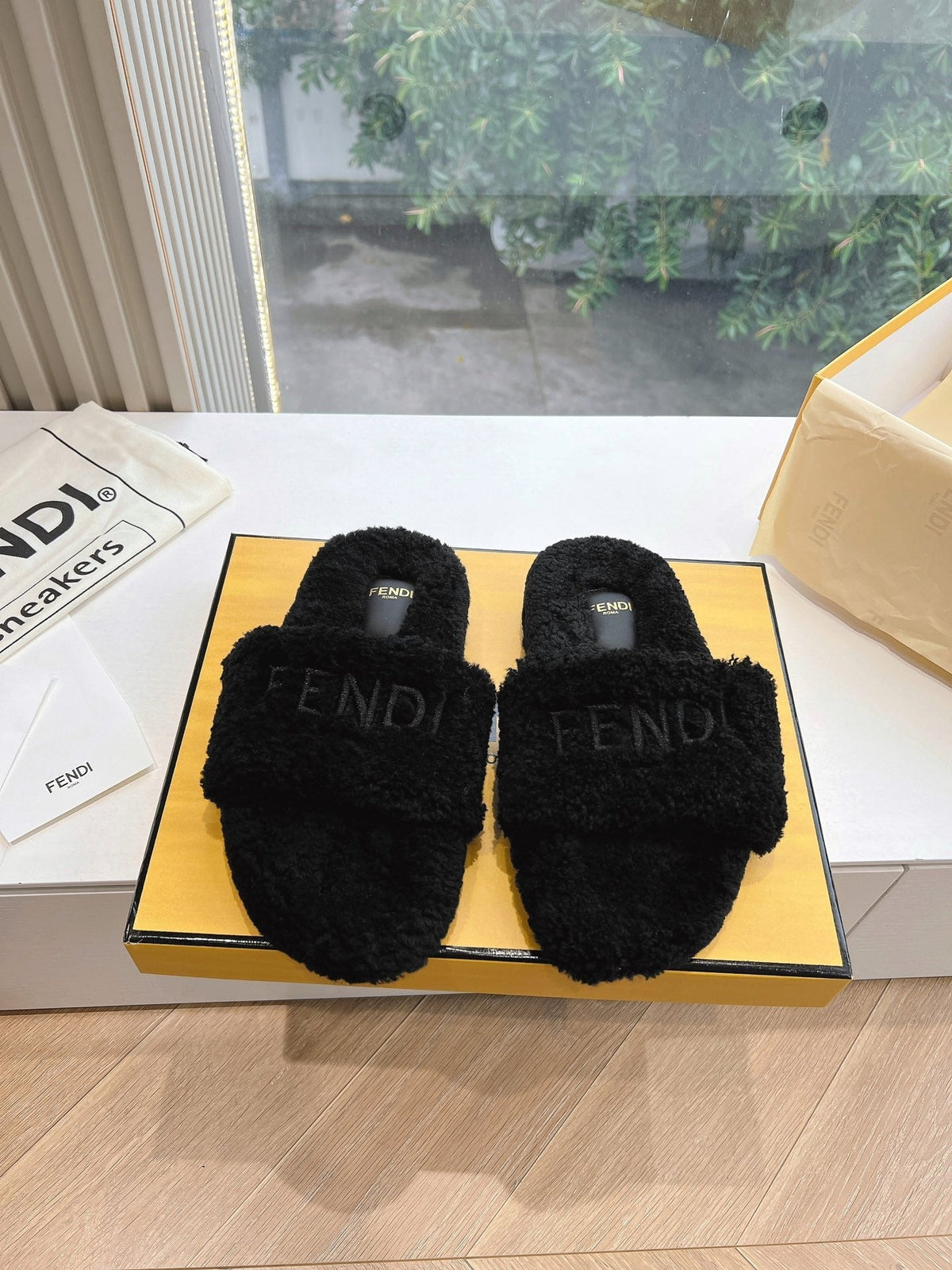 FLAT SLIDE IN BLACK FLEECE