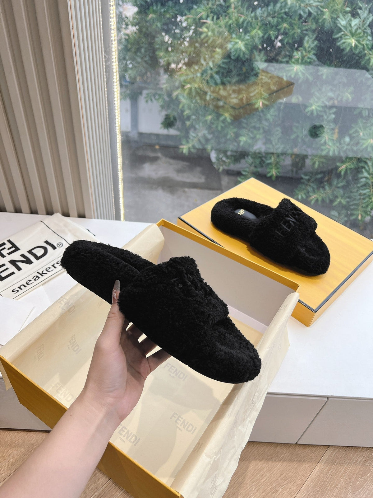FLAT SLIDE IN BLACK FLEECE