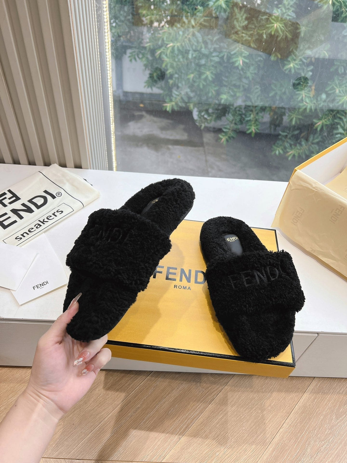 FLAT SLIDE IN BLACK FLEECE