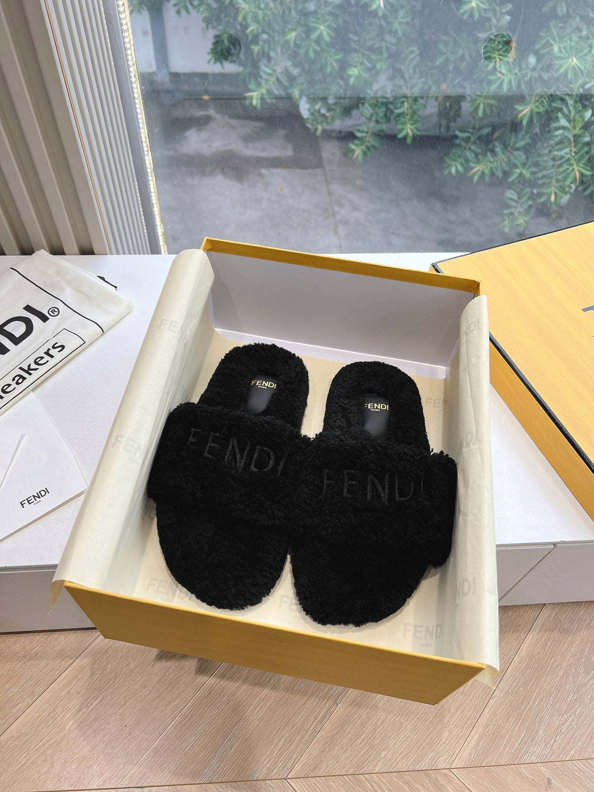 FLAT SLIDE IN BLACK FLEECE