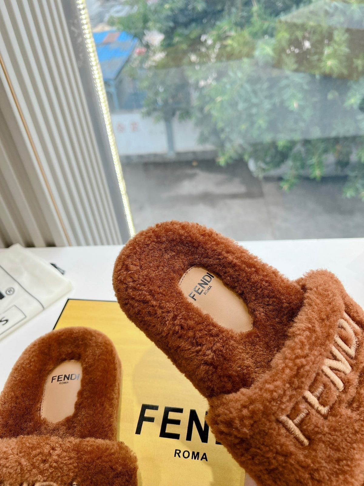 FLAT SLIDE IN GINGERBREAD BROWN FLEECE
