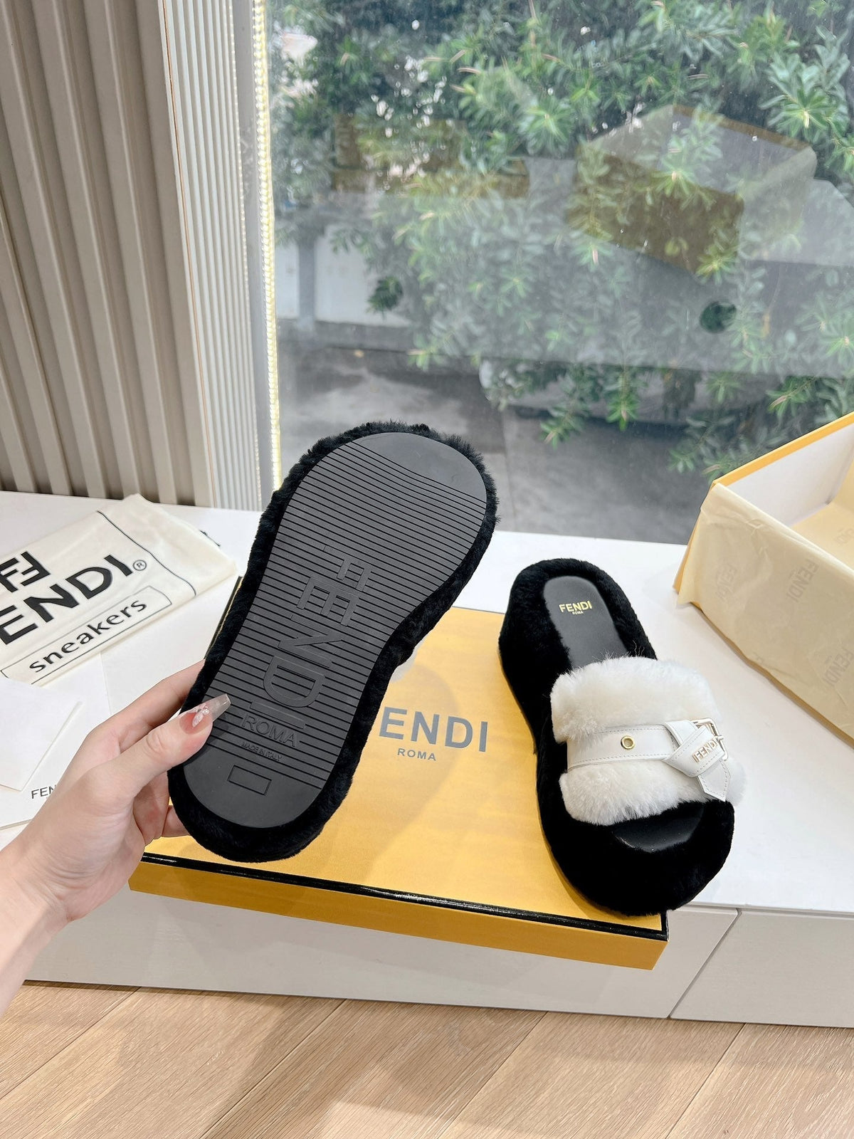 THICK-SOLDED SLIPPER IN WHITE MIX BLACK LAMB FUR