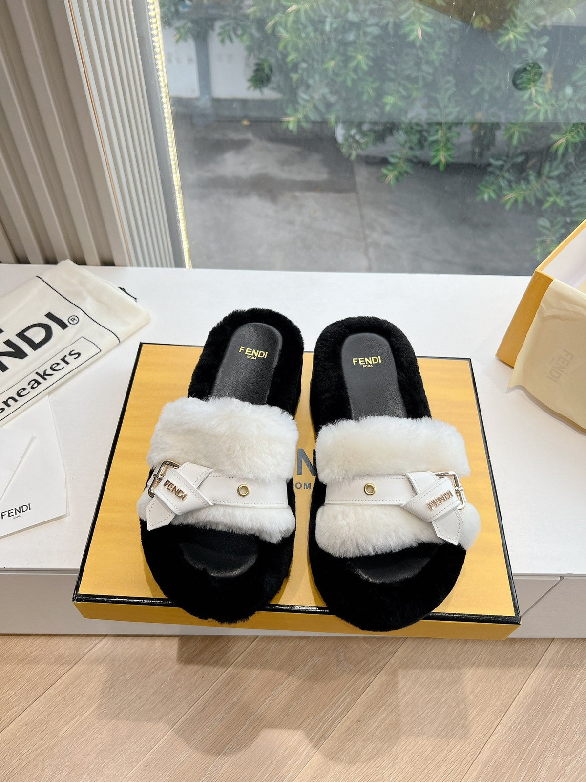 THICK-SOLDED SLIPPER IN WHITE MIX BLACK LAMB FUR