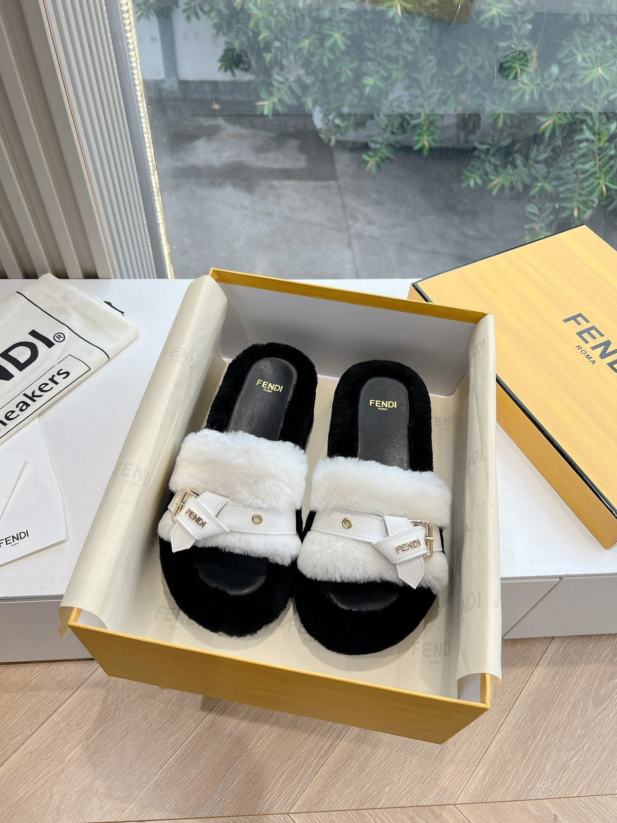 THICK-SOLDED SLIPPER IN WHITE MIX BLACK LAMB FUR