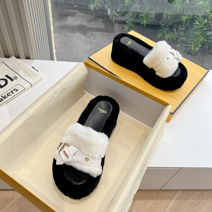 THICK-SOLDED SLIPPER IN WHITE MIX BLACK LAMB FUR