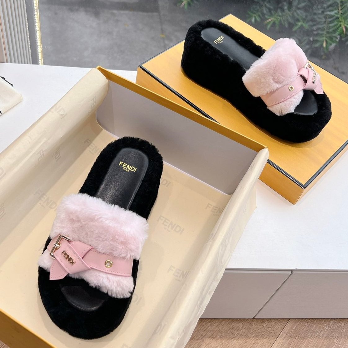 THICK-SOLDED SLIPPER IN BABY PINK MIX BLACK LAMB FUR
