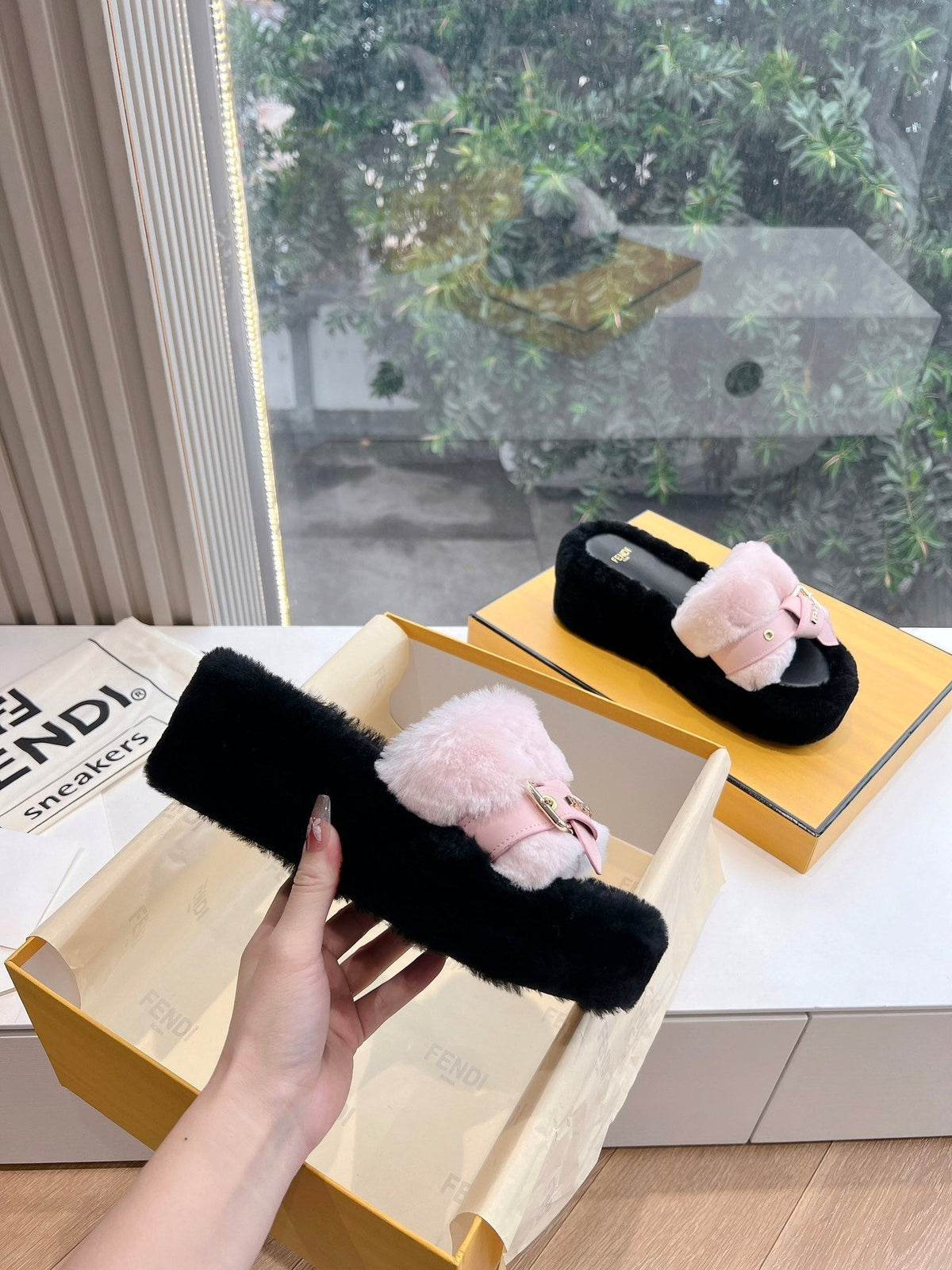 THICK-SOLDED SLIPPER IN BABY PINK MIX BLACK LAMB FUR