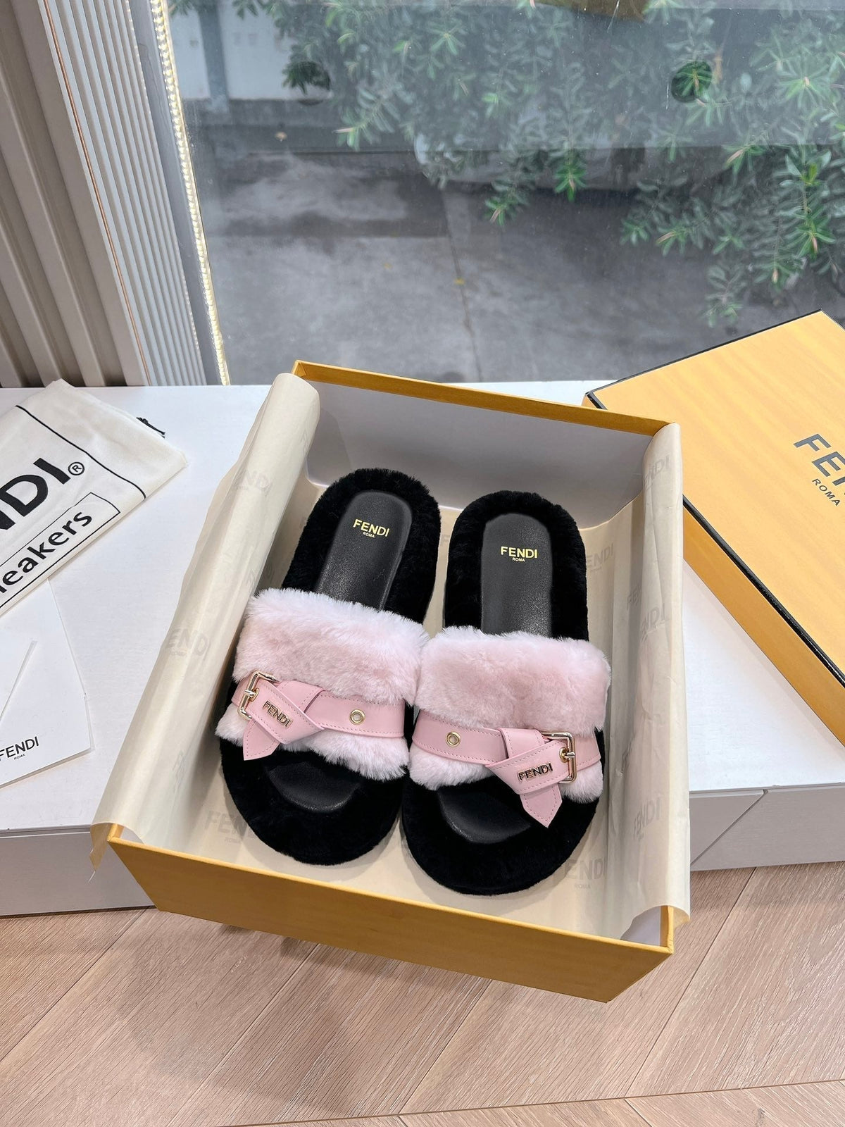 THICK-SOLDED SLIPPER IN BABY PINK MIX BLACK LAMB FUR
