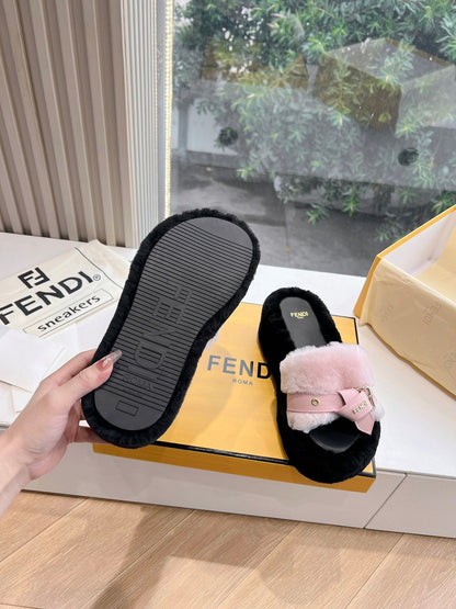 THICK-SOLDED SLIPPER IN BABY PINK MIX BLACK LAMB FUR