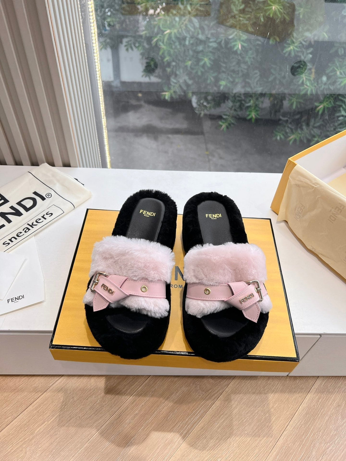 THICK-SOLDED SLIPPER IN BABY PINK MIX BLACK LAMB FUR
