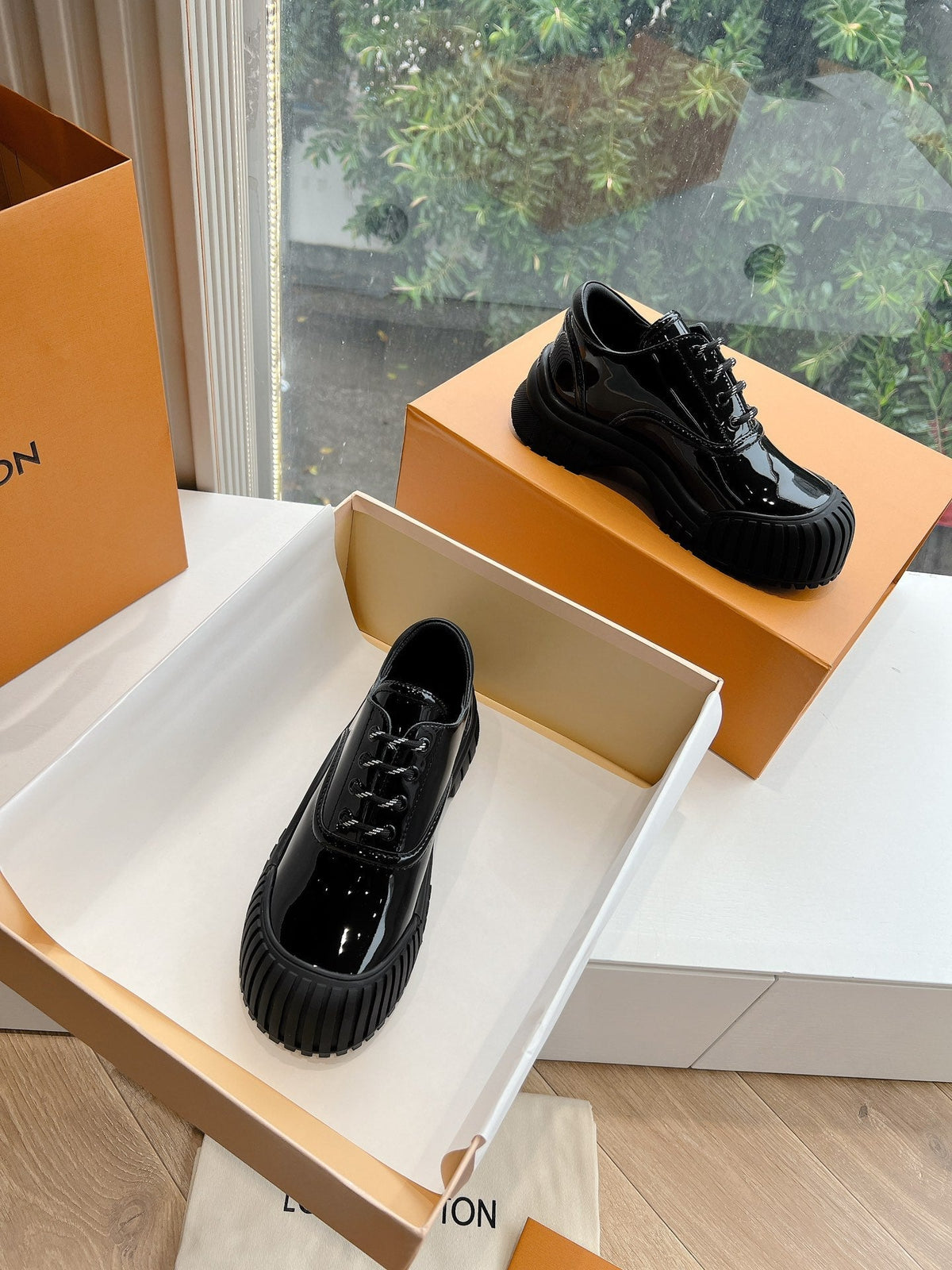 LV ARCHLIGHT SKATE SNEAKER IN BLACK GLOSSY CALFSKIN