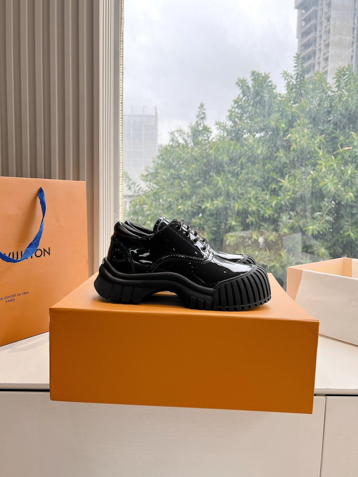 LV ARCHLIGHT SKATE SNEAKER IN BLACK GLOSSY CALFSKIN