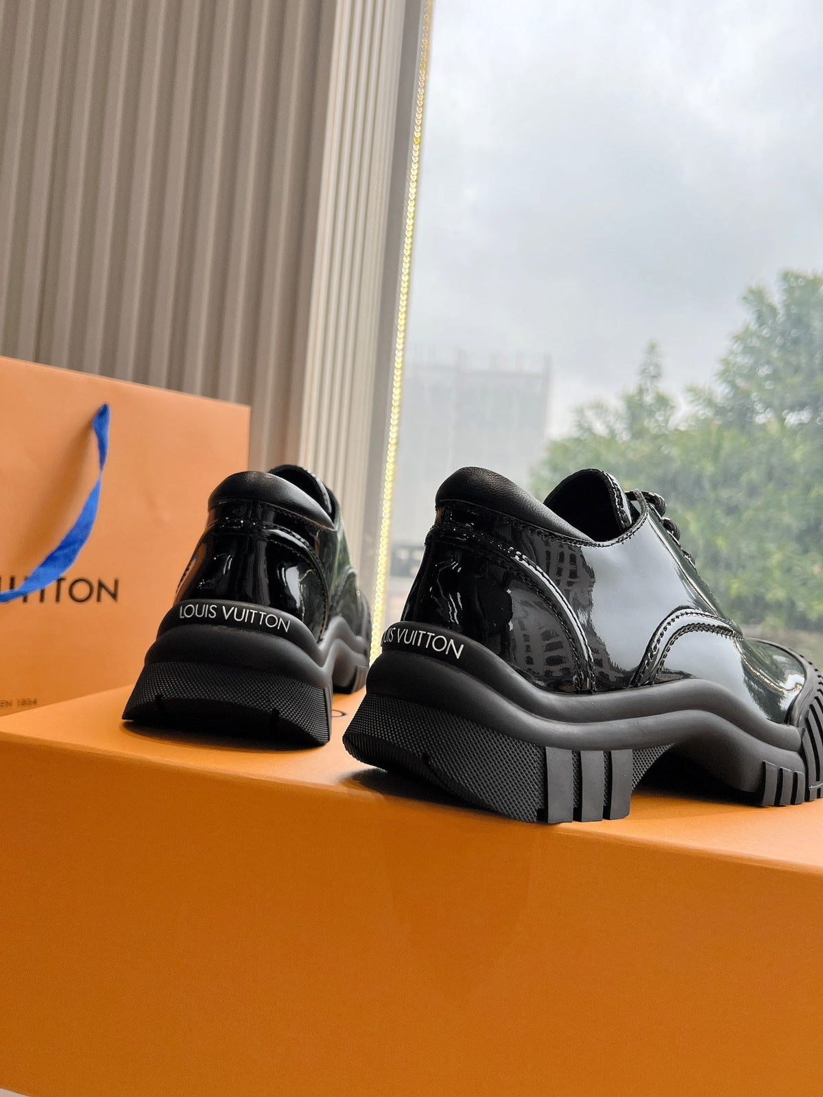 LV ARCHLIGHT SKATE SNEAKER IN BLACK GLOSSY CALFSKIN