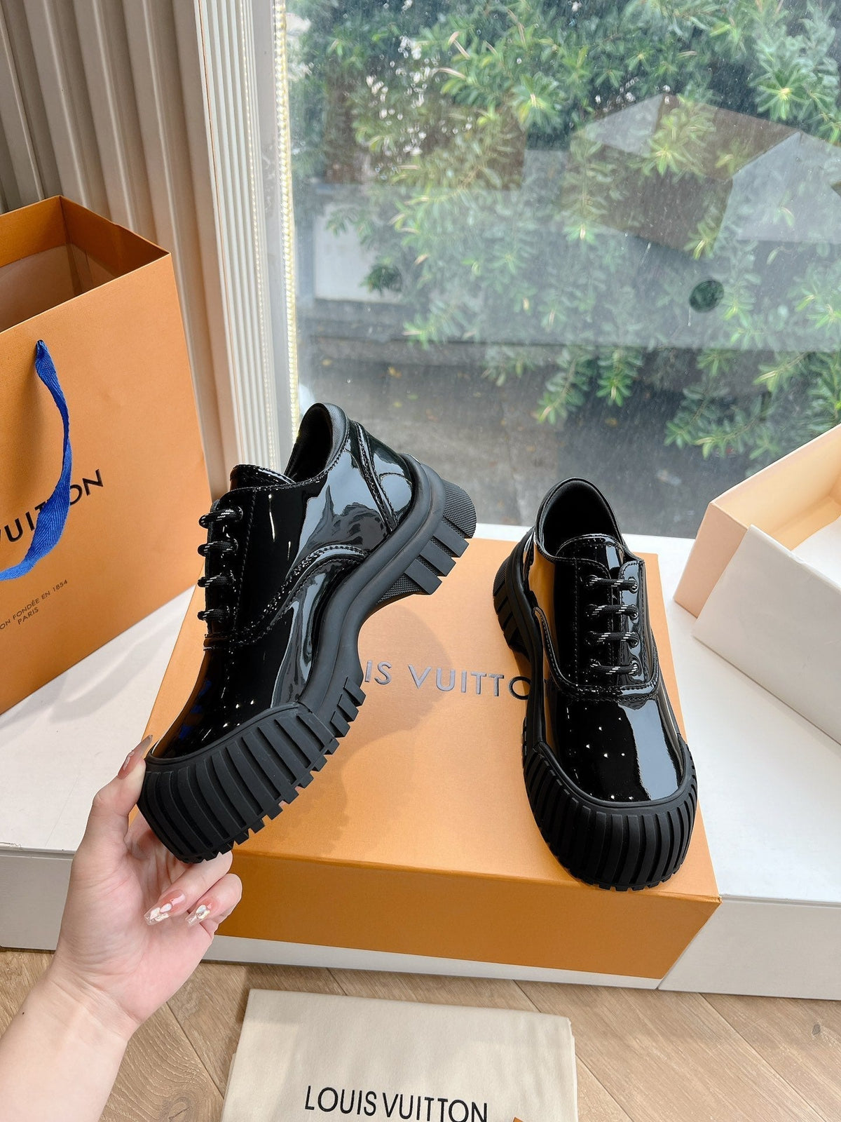 LV ARCHLIGHT SKATE SNEAKER IN BLACK GLOSSY CALFSKIN