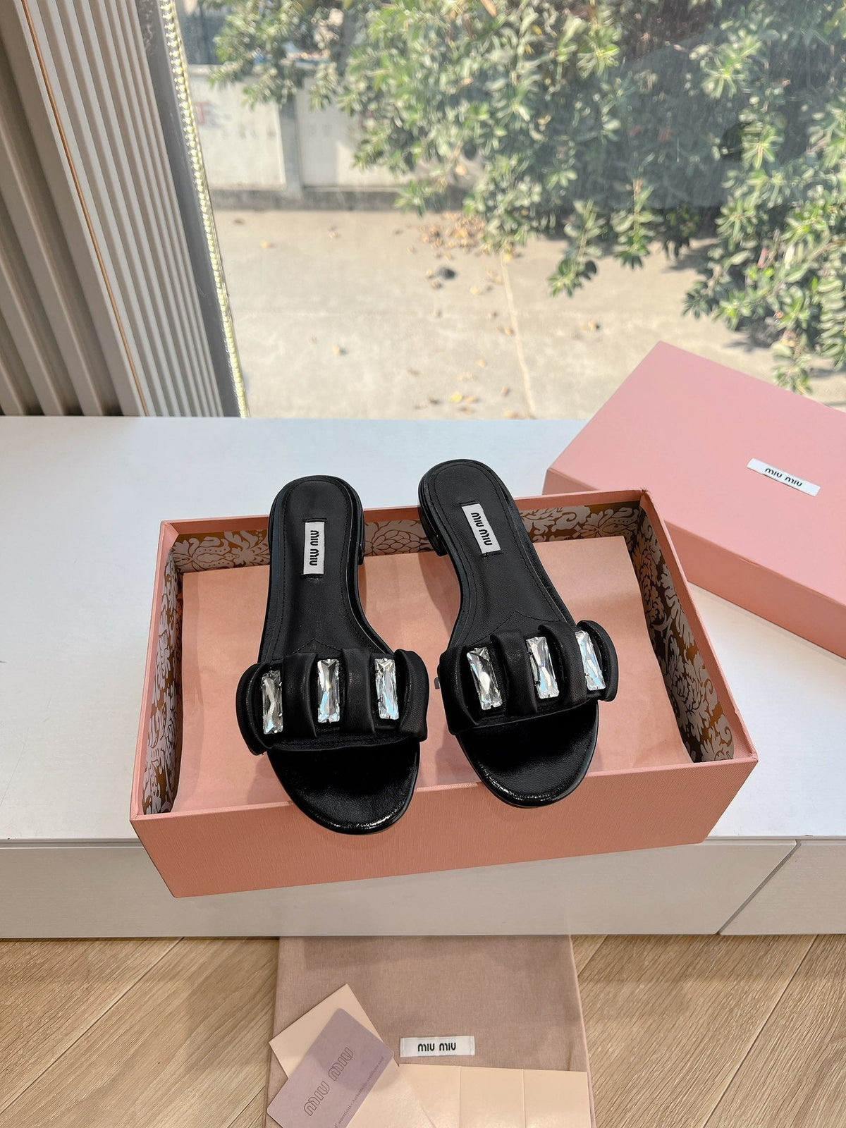 SLIDE SANDALS ATTACHED DIAMOND IN BLACK LAMBSKIN