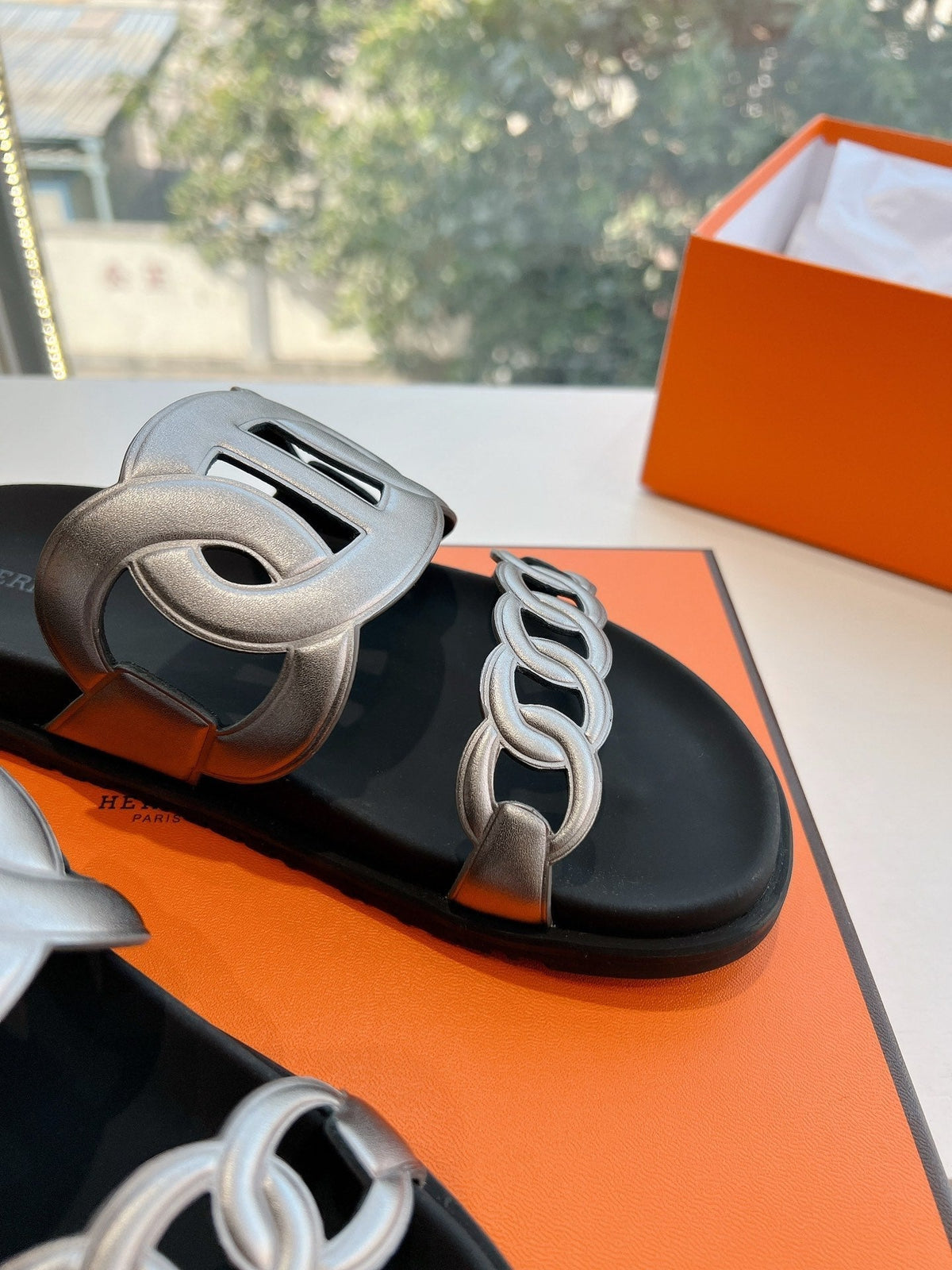 EXTRA SANDAL IN SILVER CALFSKIN