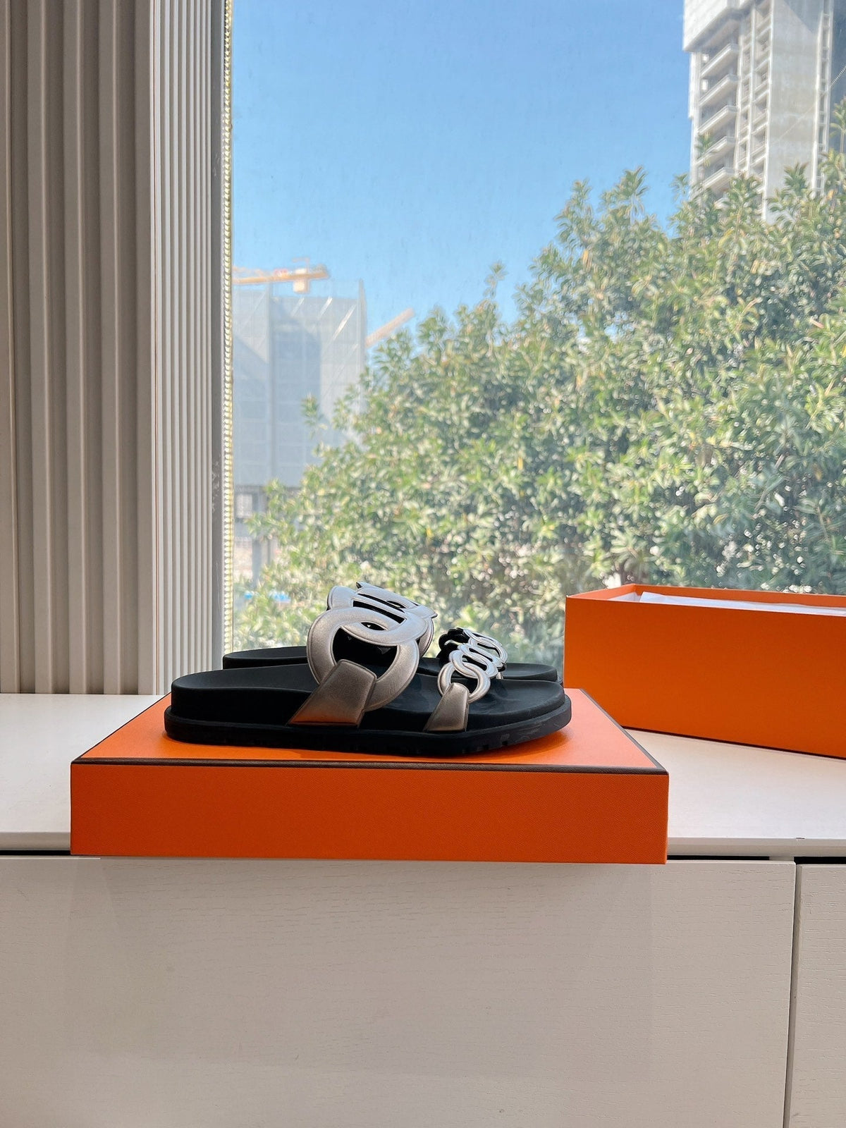 EXTRA SANDAL IN SILVER CALFSKIN