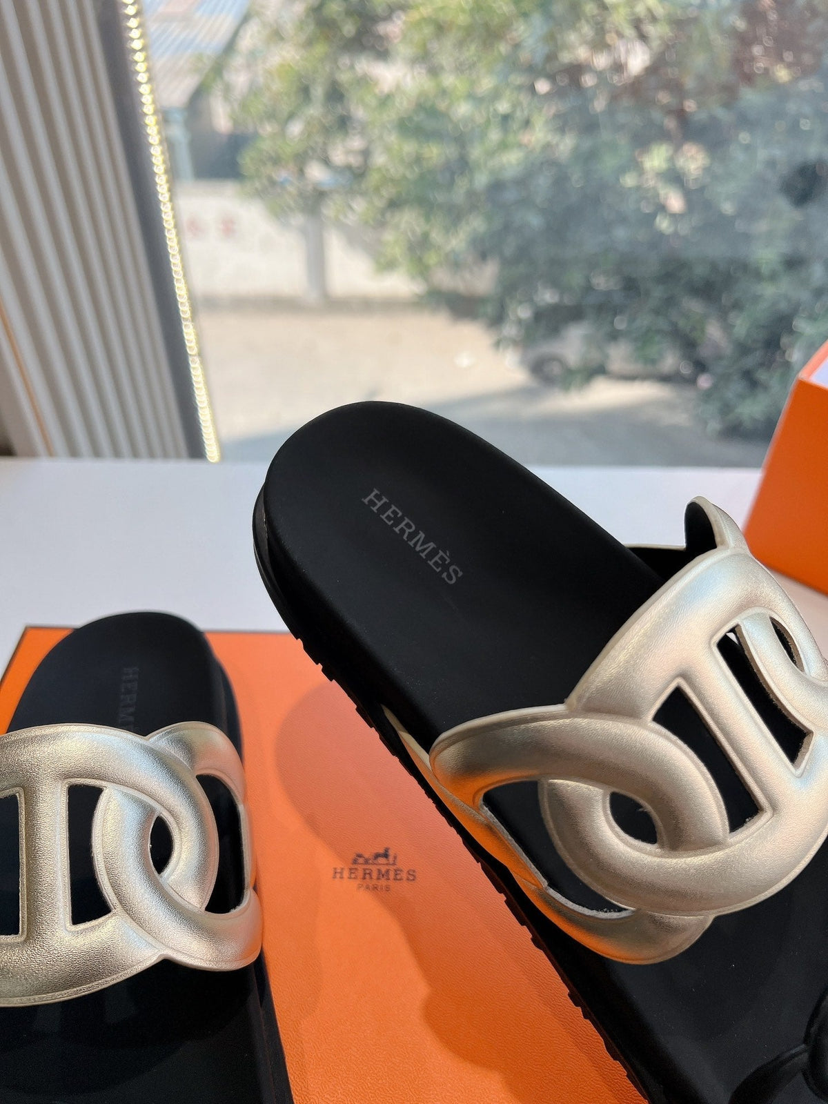 EXTRA SANDAL IN GOLD MIX BLACK CALFSKIN