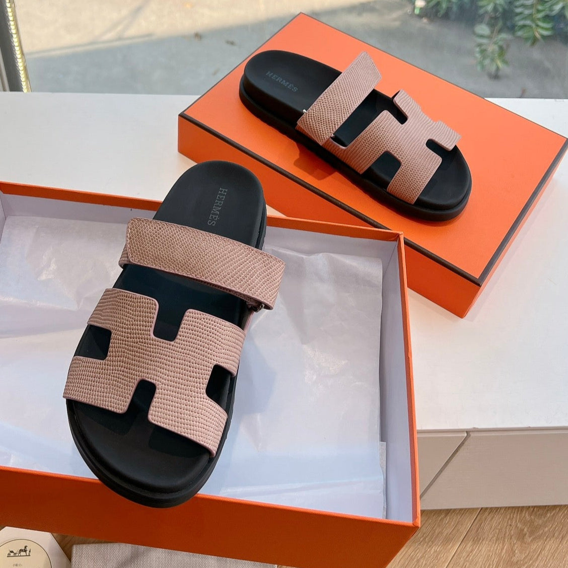 CHYPRE SANDAL IN PEACH PINK SHINY GRAINED CALFSKIN