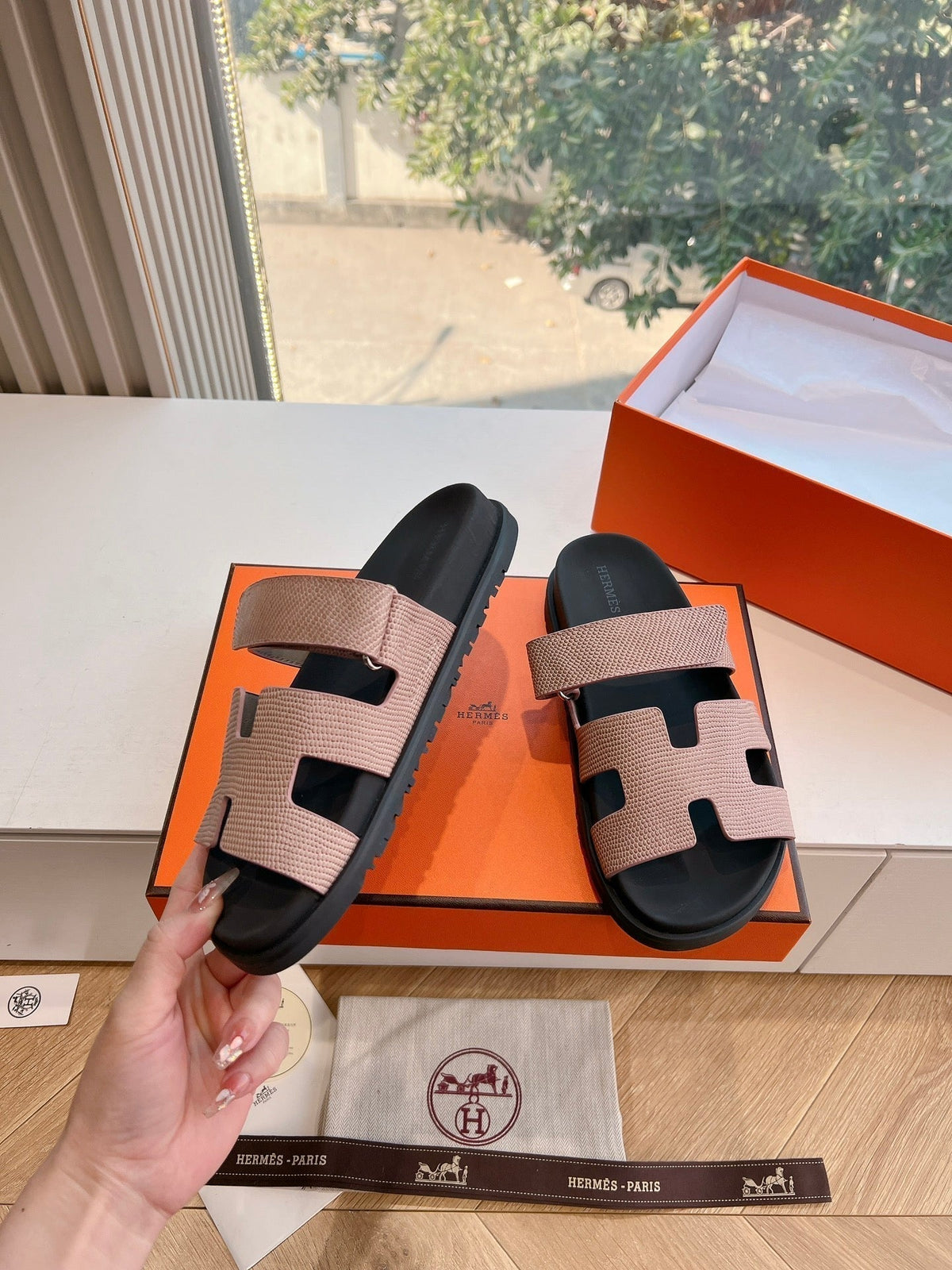 CHYPRE SANDAL IN PEACH PINK SHINY GRAINED CALFSKIN