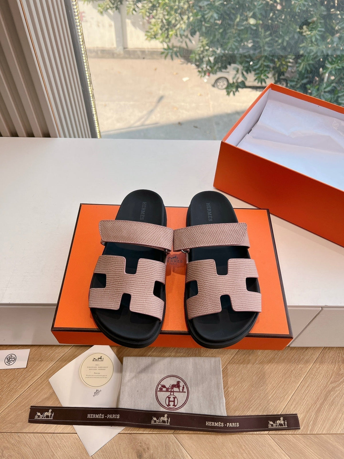 CHYPRE SANDAL IN PEACH PINK SHINY GRAINED CALFSKIN