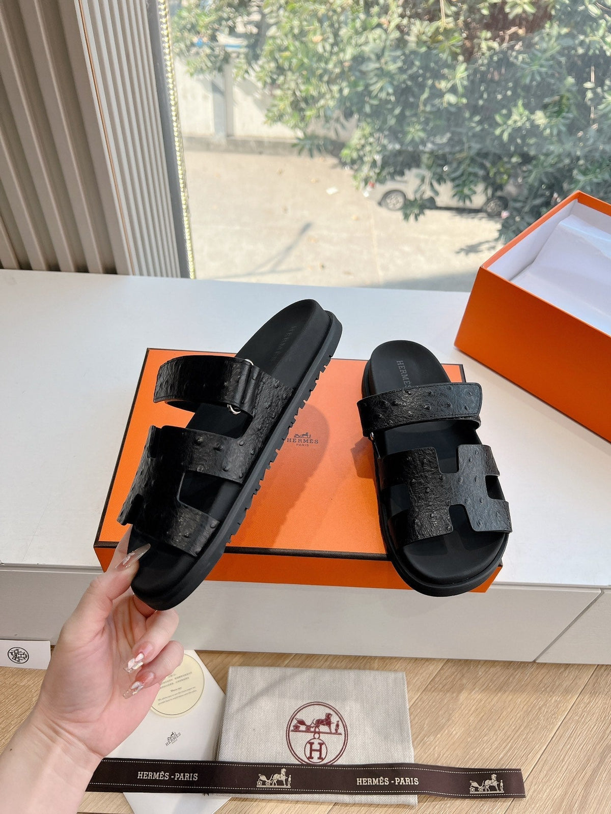 CHYPRE SANDAL IN BLACK GRAINED CALFSKIN